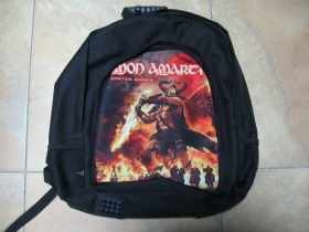 Amon Amarth ruksak čierny, 100% polyester. Rozmery: Výška 42 cm, šírka 34 cm, hĺbka až 22 cm pri plnom obsahu